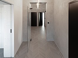 Jemn� strukturované povrchy dopl�uje �edobé�ová cementová st�rka a dla�ba v...