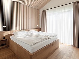 Dále byl dub pou�it na atypickou postel s �elem a no�ními stolky v hlavní...