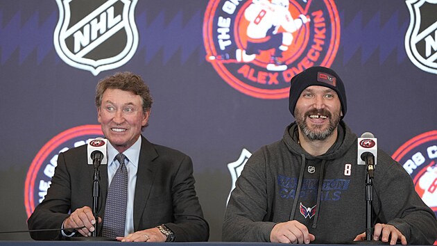 Alexandr Ove�kin za��dil g�ly 893 a 894 v�hru Washingtonu a vyrovnal brankov� rekord NHL, kter� dr�el Wayne Gretzky (vlevo).
