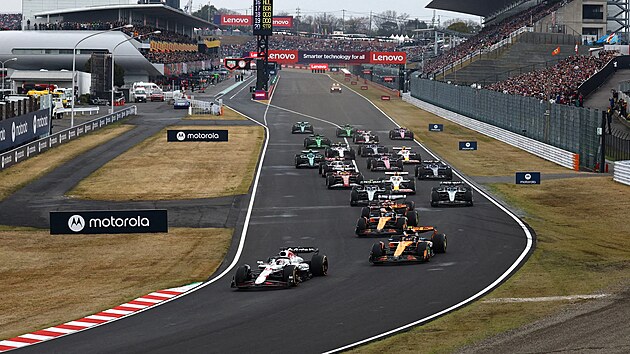 Z�vodn�ci ve Velk� cen� Japonska. Ve veden� Max Verstappen.