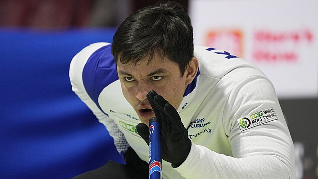 �esk� curler Luk� Kl�ma p�i utk�n� mistrovstv� sv�ta proti �v�dsku.