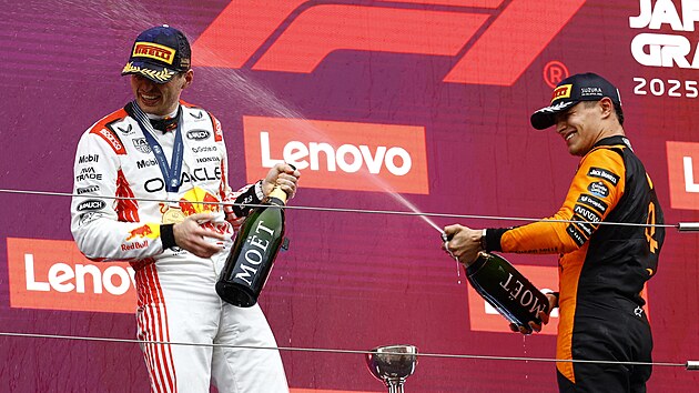 SPRCHA PRO V�T�ZE. Maxe Verstappena po Velk� cen� Japonska krop� druh� Lando Norris.