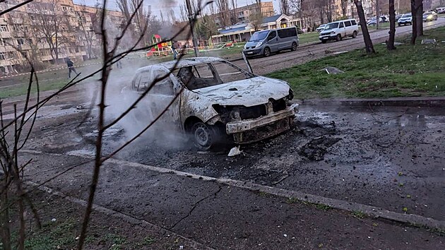 Pohled na m�sto rusk�ho raketov�ho �toku v Kryv�m Rihu (4. dubna 2025)