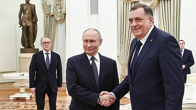Rusk prezident Vladimir Putin pijal v Kremlu vdce bosenskch Srb Milorada Dodika. (1. dubna 2025)