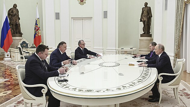 Rusk� prezident Vladimir Putin p�ijal v Kremlu v�dce bosensk�ch Srb� Milorada Dodika. (1. dubna 2025)