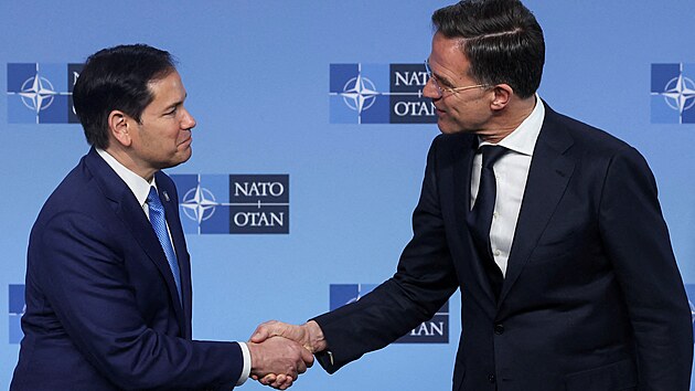 Americk� ministr zahrani�� Mario Rubio a gener�ln� tajemn�k NATO Mark Rutte p�i setk�n� p�edstavitel� Aliance v Bruselu (3. dubna 2025)
