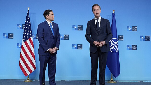 Americk� ministr zahrani�� Mario Rubio a gener�ln� tajemn�k NATO Mark Rutte p�i setk�n� p�edstavitel� Aliance v Bruselu (3. dubna 2025)