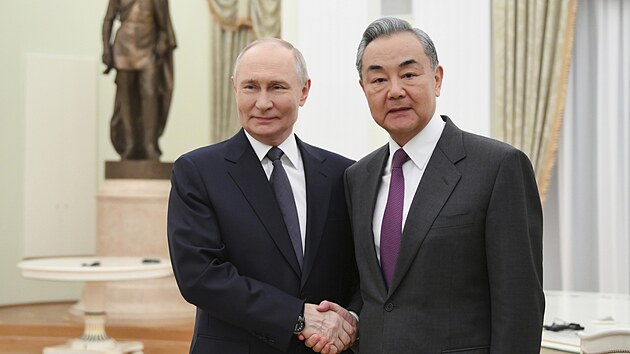 Vladimir Putin jednal v Moskv� s ��nsk�m ministrem zahrani�� Wangem I. (1. dubna 2025)