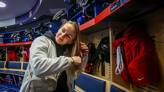 Tereza Vani�ov� v kabin� �esk�ch hokejistek pro mistrovstv� sv�ta 2025.