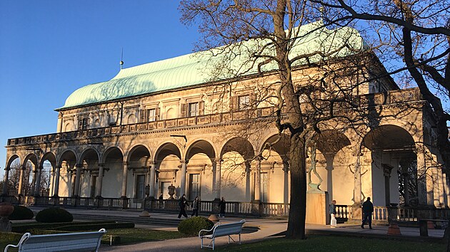 Letohr�dek kr�lovny Anny. U� odmala jsem v�d�l, �e se mu ��k� Belveder. Tou kr�lovnou m�la b�t Anna Jagellonsk�, man�elka Ferdinanda I.