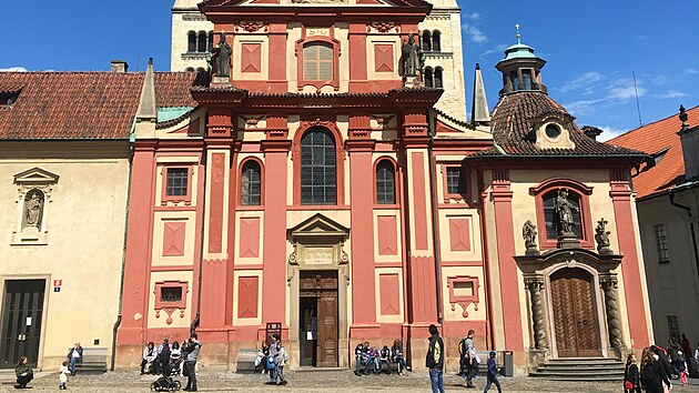 Bazilika svat�ho Ji��. Jeden z nejstar��ch �esk�ch kostel� byl zalo�en v roce 920, i kdy� m� nyn� ��ste�n� barokn� kab�t.