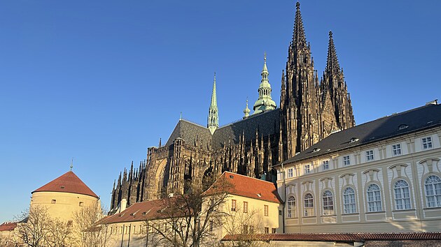 Pohled na Chr�m svat�ho V�ta z ulice U Pra�n�ho Mostu. V pop�ed� je C�sa�sk� kon�rna, slou��c� jako obraz�rna, vlevo Pra�n� v�, dnes Muzeum hradn� str�e.