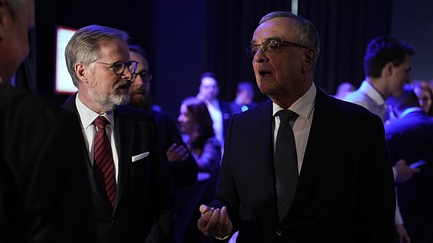 Premi�r Petr Fiala a Miroslav Kalousek na konferenci Bezpe�n� budoucnost. (3. dubna 2025)