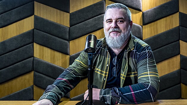 Hostem po�adu Rozst�el je uzn�van� videohern� design�r a �editel studia Warhorse Studios, Daniel V�vra. Moder�torem diskuse je Vladim�r Vok�l.