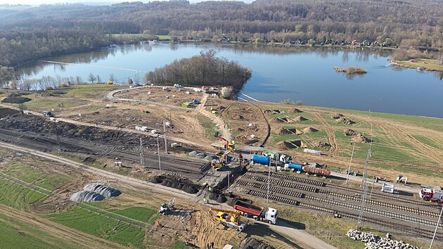 Hasii Olomouckho kraje a specializovan firmy stle zasahuj u Hustope nad Bevou po havrii vlaku s cisternami s benzenem. Pokrauj v prci na likvidaci havrie. (7. dubna 2025)