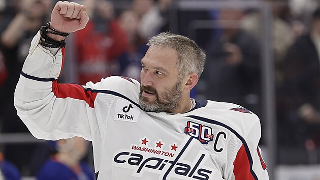 Alexandr Ovekin z Washingtonu slav rekordn 895. gl v NHL v duelu proti New York Islanders.