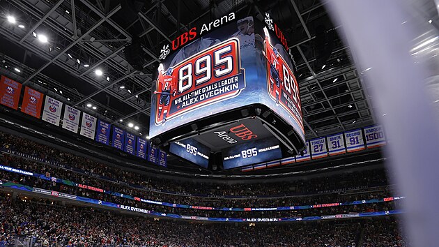 895. Kostka signalizuje rekordn 895. gl Alexandra Ovekina z Washingtonu v NHL v duelu proti New York Islanders.