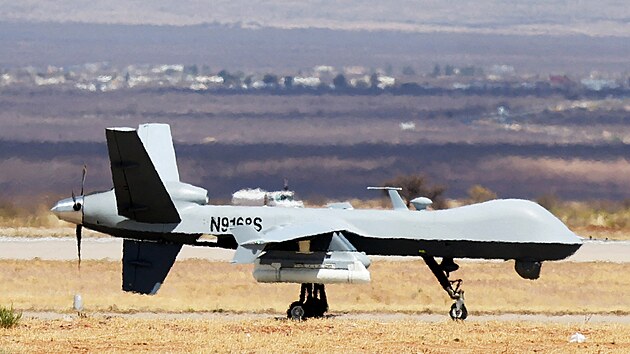 Dron na leti�tní plo�e v Douglasu na ji�ní hranici USA s Mexikem. (3. dubna...