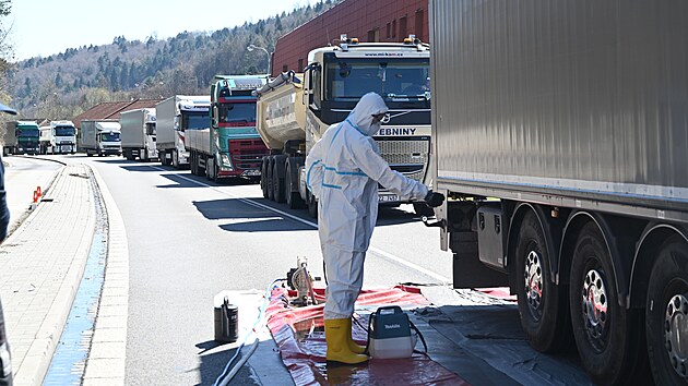 Kv�li hroz�c� epidemii slintavky a kulhavky dezinfikuj� na hrani�n�m p�echodu ve Star�m Hrozenkov� vozidla p�ij�d�j�c� ze Slovenska. (4. dubna 2025)