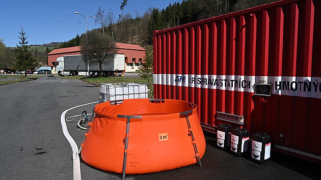 Kv�li hroz�c� epidemii slintavky a kulhavky dezinfikuj� na hrani�n�m p�echodu ve Star�m Hrozenkov� vozidla p�ij�d�j�c� ze Slovenska. (4. dubna 2025)