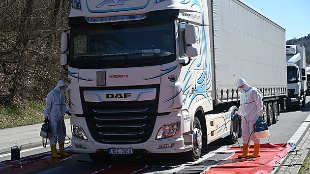 Kv�li hroz�c� epidemii slintavky a kulhavky dezinfikuj� na hrani�n�m p�echodu ve Star�m Hrozenkov� vozidla p�ij�d�j�c� ze Slovenska. (4. dubna 2025)