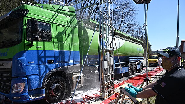 Kv�li hroz�c� epidemii slintavky a kulhavky dezinfikuj� na hrani�n�m p�echodu ve Star�m Hrozenkov� vozidla p�ij�d�j�c� ze Slovenska. (4. dubna 2025)