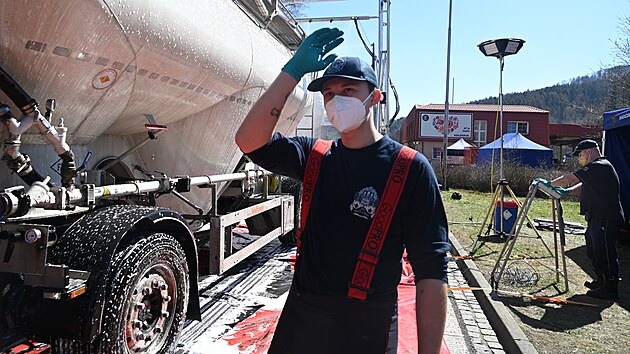 Kv�li hroz�c� epidemii slintavky a kulhavky dezinfikuj� na hrani�n�m p�echodu ve Star�m Hrozenkov� vozidla p�ij�d�j�c� ze Slovenska. (4. dubna 2025)