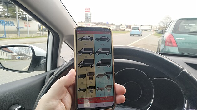 V minulosti se o stn vozidel na silnicch nejastji starali silnii. V poslednch letech si na tuto zakzku stt najm soukrom spolenosti. (21. kvtna 2025)