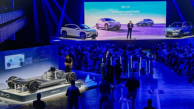 Slavnostn� uveden� nov� automobilov� zna�ky BYD (Build Your Dreams) na �esk� trh, 1, dubna 2025, Praha. ��nsk� automobilov� gigant hodl� v leto�n�m roce zdvojn�sobit prodej v zahrani�� na v�ce ne� 800 000 voz�. Vzadu vlevo je elektrick� model Sealion 7, vpravo hybridn� model Seal U DM-i.
