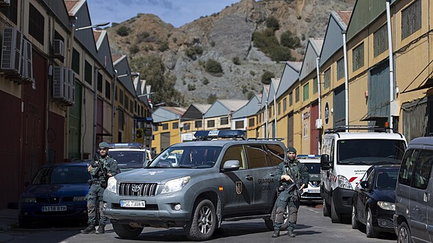 Civiln� garda st�e�� pr�myslov� are�l, ve kter�m bylo v Ceut� nalezeno �st� pa�er�ck�ho tunelu. (19. �nora 2025)