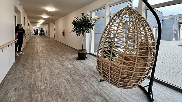 Osmnct klient Domova Bez zmk v Tuchoicch na Lounsku, kter peuje o mentln postien, se zabydluje v novch bytech. Poskytuj jim vce prostoru a soukrom. Byty se nachzej v nedvno vybudovanm objektu v arelu zmku, kde domov sdl. (duben 2025)