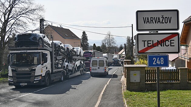 Na dlnici D8 jsou v obou smrech zaven tunely ped hranic s Nmeckem. Kamiony i dal vozy tak jezd pes hory na stecku a Teplicku po objkch. Vude se tvo kolony. (2. dubna 2025)