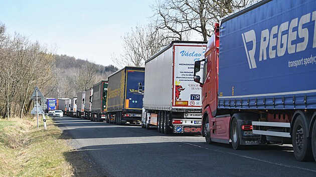 Na dlnici D8 jsou v obou smrech zaven tunely ped hranic s Nmeckem. Kamiony i dal vozy tak jezd pes hory na stecku a Teplicku po objkch. Vude se tvo kolony. (2. dubna 2025)