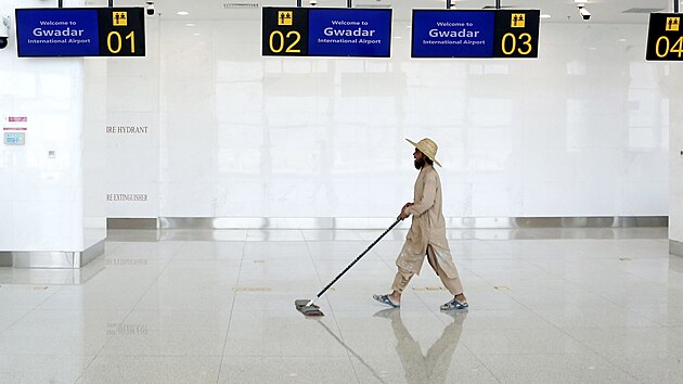 Nejv�t�� p�kist�nsk� leti�t� postavili a zaplatili ���an�. P�esto sem l�t� jen p�t spoj� t�dn�. Pro�?