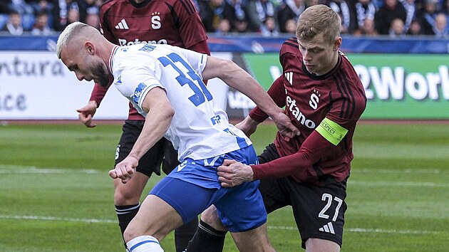 Ostravsk tonk Erik Prekop si kryje m ped brncm Filipem Pankem ze Sparty.