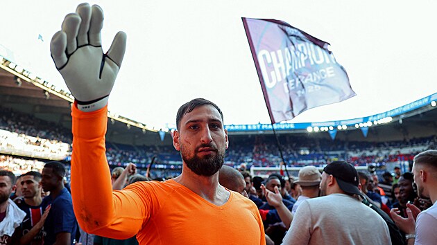 Branká� Gianluigi Donnarumma z PSG slaví s fanou�ky zisk mistrovského titulu.
