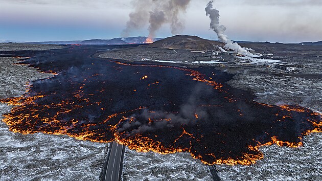 Sope�ná erupce poblí� m�sta Grindavík na poloostrov� Reykjanes na Islandu (21....
