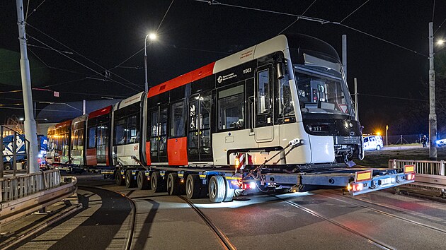 Do Prahy dorazila z plzesk tovrny prvn tramvaj zcela novho typu. Do stednch dlen DPP v Hostivai ji dopravil ob taha. (3. dubna 2025)