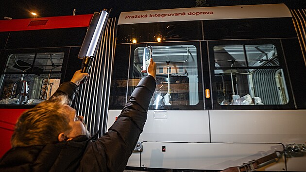 Do Prahy dorazila z plzesk tovrny prvn tramvaj zcela novho typu. Do stednch dlen DPP v Hostivai ji dopravil ob taha. (3. dubna 2025)