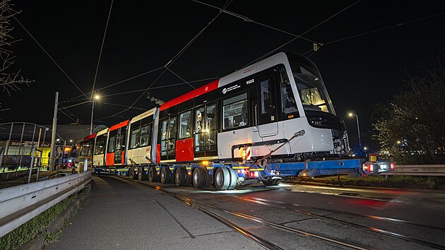 Do Prahy dorazila z plzesk tovrny prvn tramvaj zcela novho typu. Do stednch dlen DPP v Hostivai ji dopravil ob taha. (3. dubna 2025)