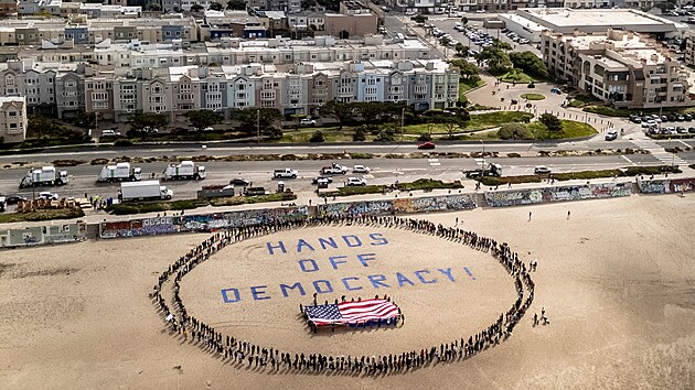 Protesty proti administrativ� Donalda Trumpa se odehr�valy v �ad� m�st po cel�ch Spojen�ch st�tech. (5. dubna 2025)