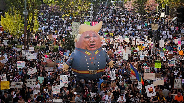 Protesty proti administrativ� Donalda Trumpa se odehr�valy v �ad� m�st po cel�ch Spojen�ch st�tech. (5. dubna 2025)