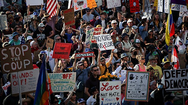 Protesty proti administrativ� Donalda Trumpa se odehr�valy v �ad� m�st po cel�ch Spojen�ch st�tech. (5. dubna 2025)