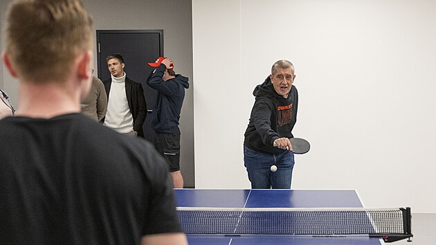 Diskuse Mlad�ho ANO trvala 90 minut, pak si ��astn�ci zahr�li s Babi�em ping-pong. (21.b�ezna 2025)