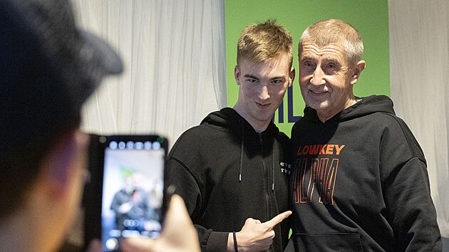 Diskuse Mladho ANO trvala 90 minut, pak si astnci zahrli s Babiem ping-pong. (21.bezna 2025)