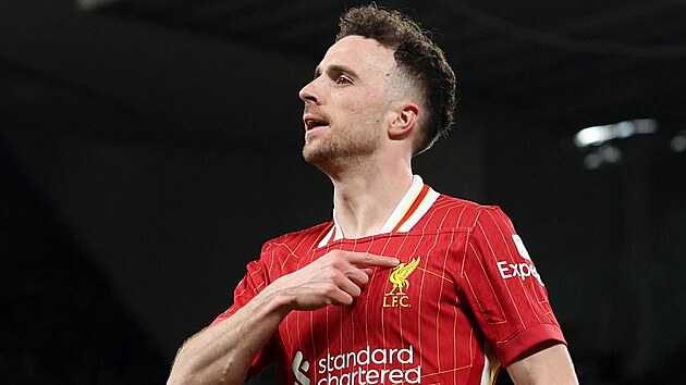 Diogo Jota slaví gól Liverpoolu v utkání s Evertonem.