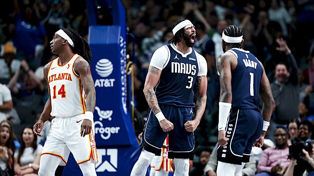 Anthony Davis hecuje spoluhrá�e b�hem utkání s Atlantou.