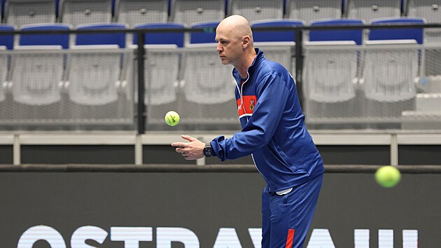Nehraj�c� kapit�n Petr P�la na prvn�m tr�ninku p�ed Billie Jean King Cupem v...