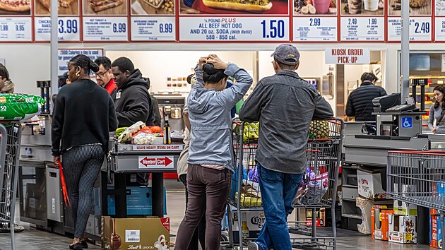 Fronty u pokladen v americkém supermarketu Costco v Duluthu ve stát� Georgia...