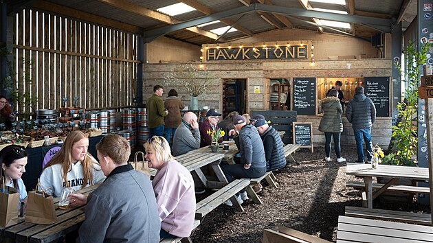 Pivo Hawkstone Jeremyho Clarksona se �epuje na jeho farm� Diddly Squat nedaleko...